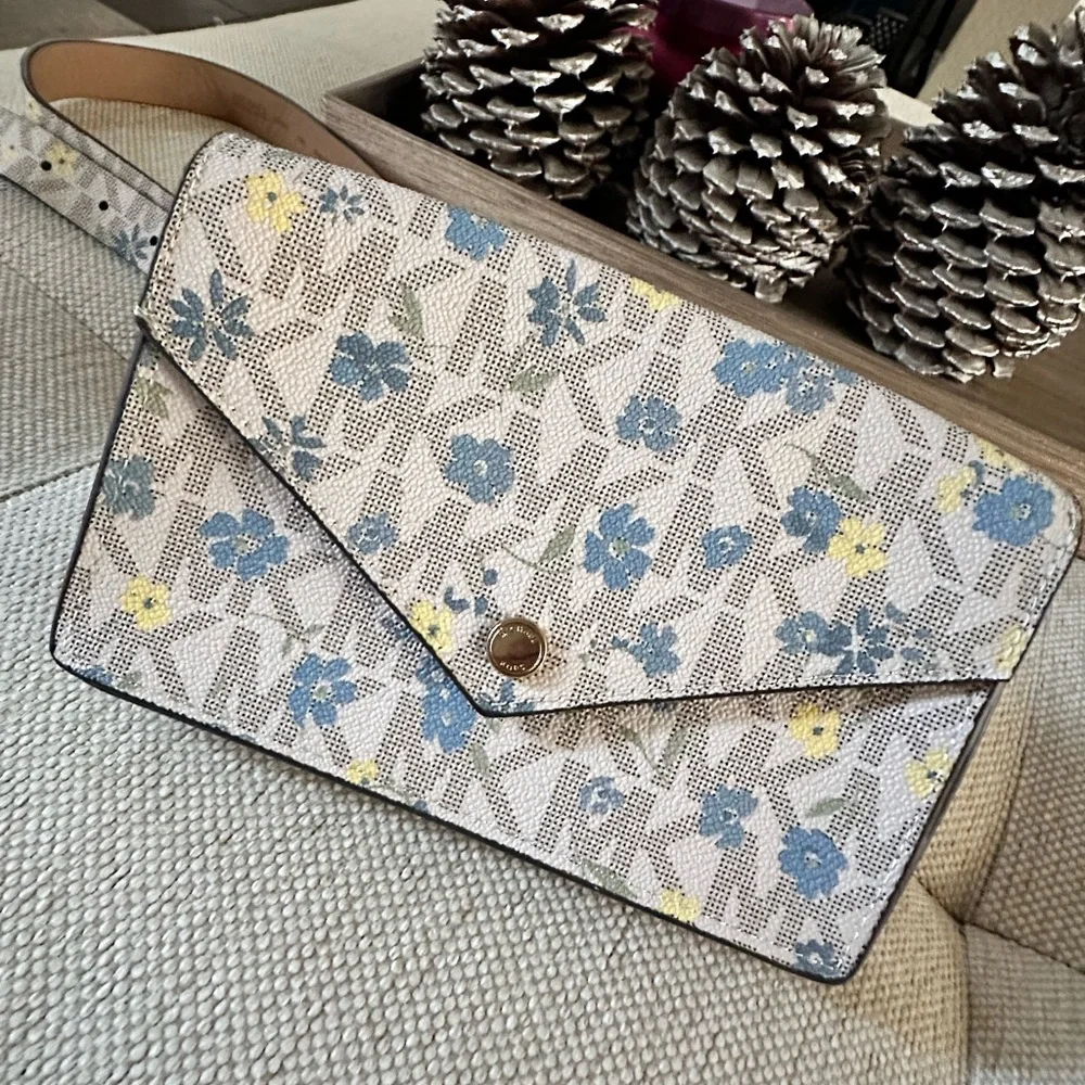 Michael Kors- Floral Envelope Belt Bag Size: L/XL - Picture 2 of 6
